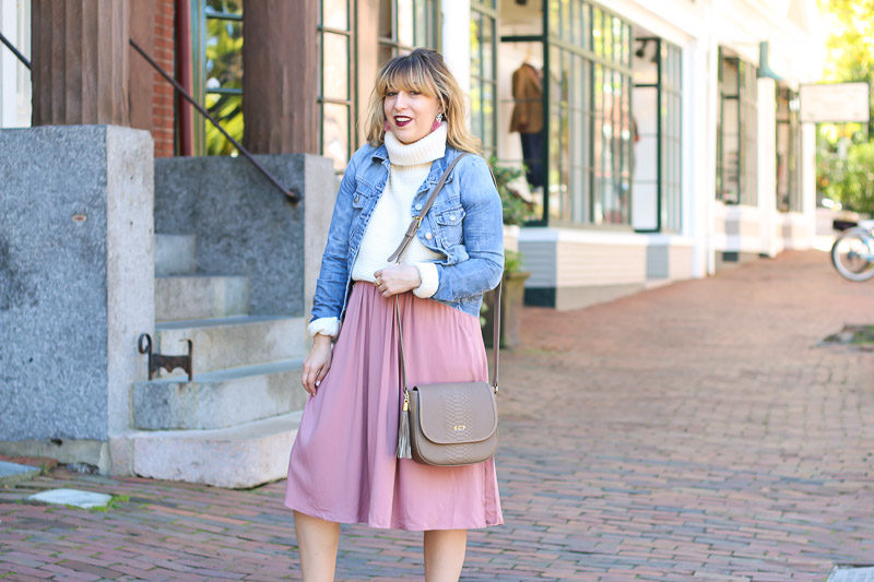 Miami fashion blogger Stephanie Pernas wearing a pink Forever 21 midi skirt, white Forever 21 turtleneck sweater, J.Crew Factory jean jacket, Baublebar Flamenco Drops earrings and GiGi New York Kelly Saddlebag