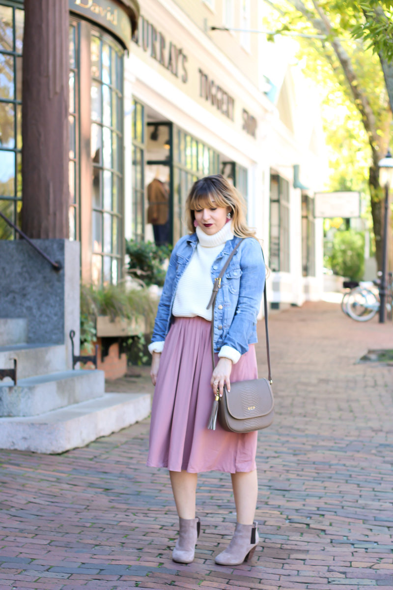 Miami fashion blogger Stephanie Pernas visits Nantucket wearing a cute fall outfit idea.