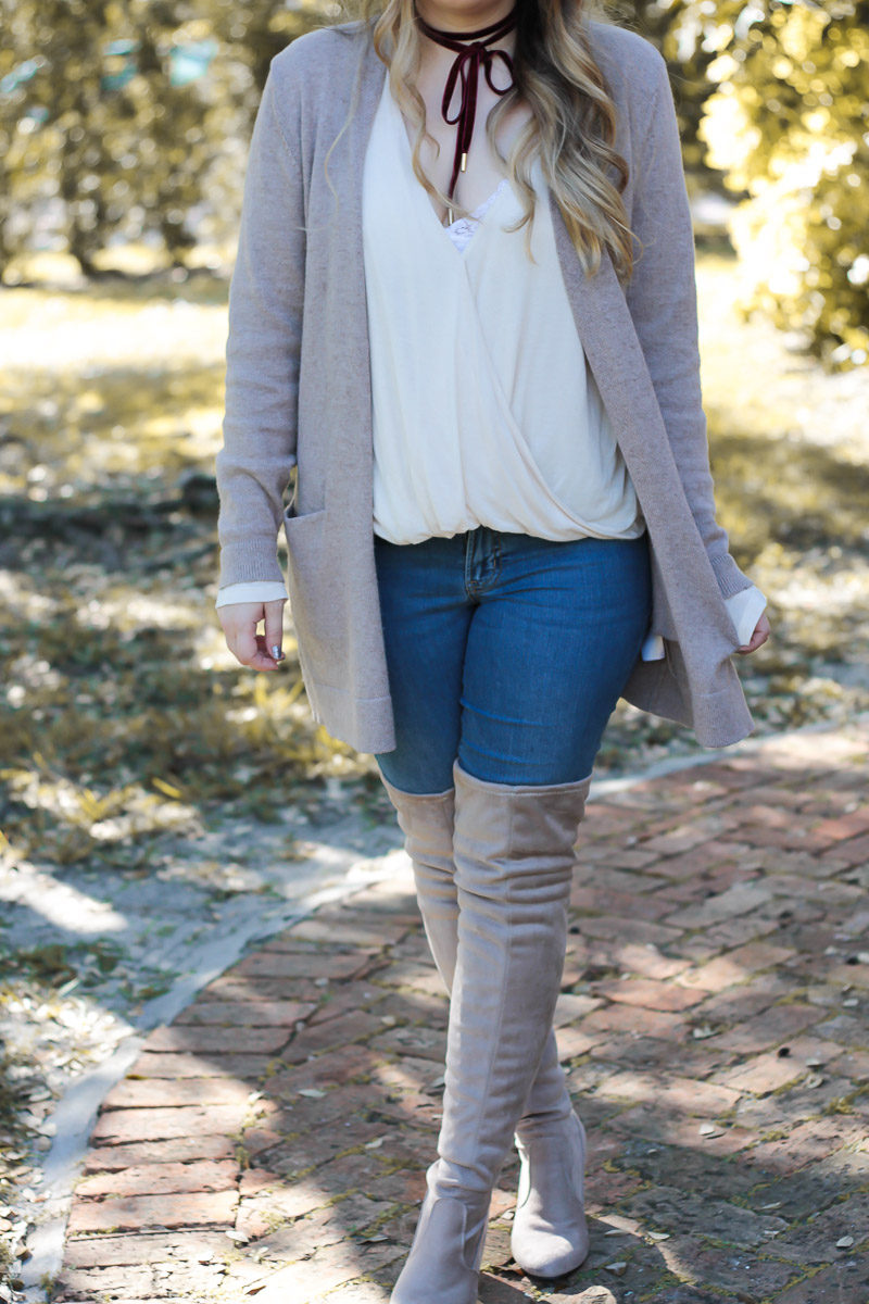 Fashion blogger Stephanie Pernas wearing a cozy Thanksgiving Day outfit 