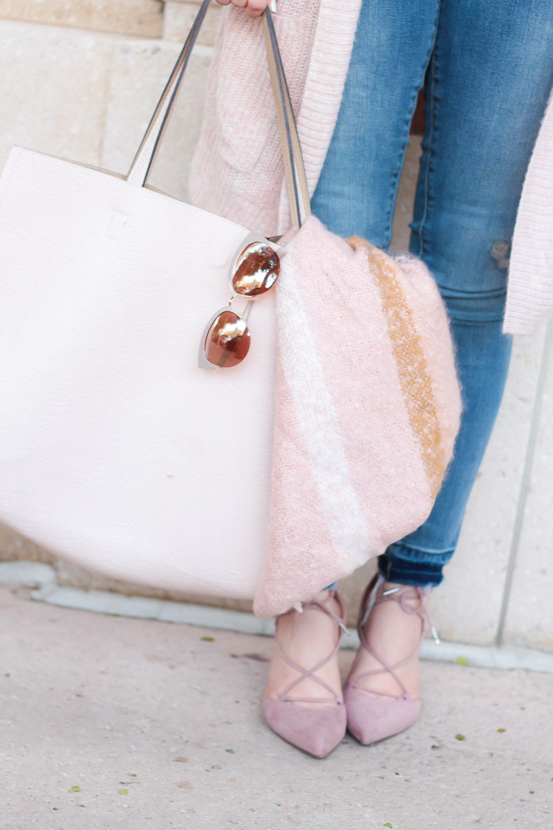 Miami fashion blogger Stephanie Pernas of A Sparkle Factor pairs jeans with a blush bag and cozy blanket scarf