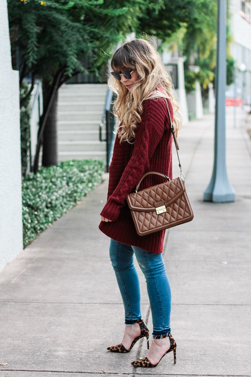 Fashion blogger wearing leopard pumps and jeans
