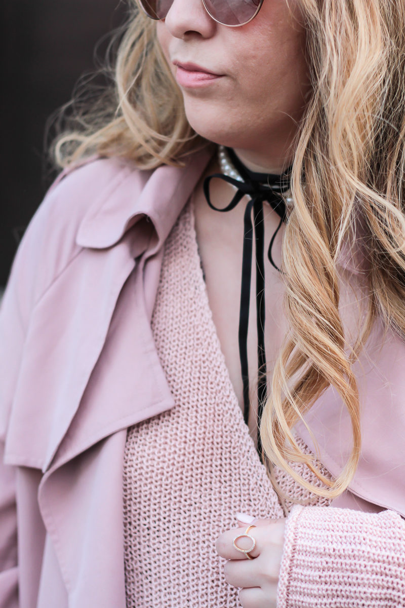 Miami fashion blogger Stephanie Pernas wearing a Baublebar Guinevere pearl choker with pink sweater and trench coat