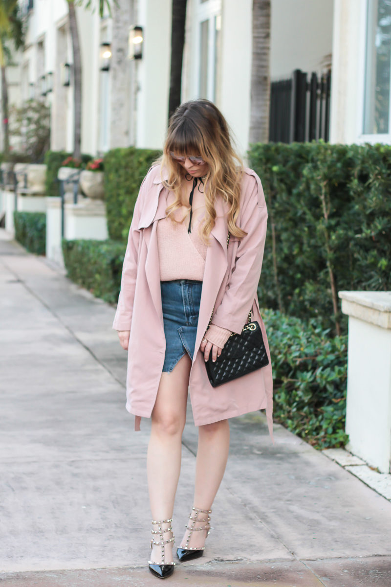 Miami fashion blogger Stephanie Pernas wearing a Forever 21 trench coat and Topshop jean skirt