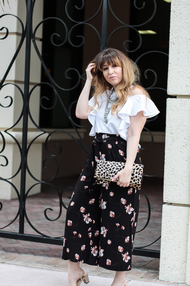 Miami fashion blogger Stephanie Pernas wearing a cute flutter sleeve top outfit