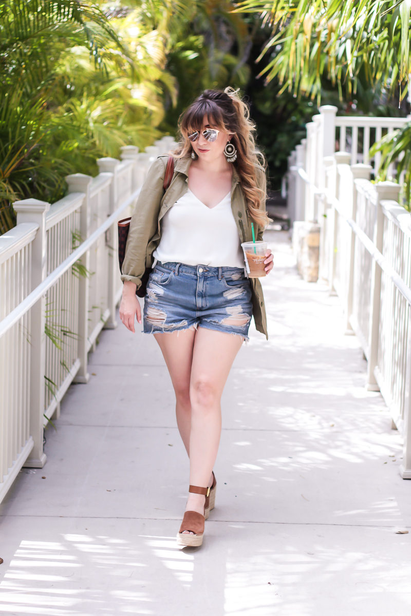 Miami fashion blogger Stephanie Pernas styling a casual spring outfit with highwaisted jean shorts