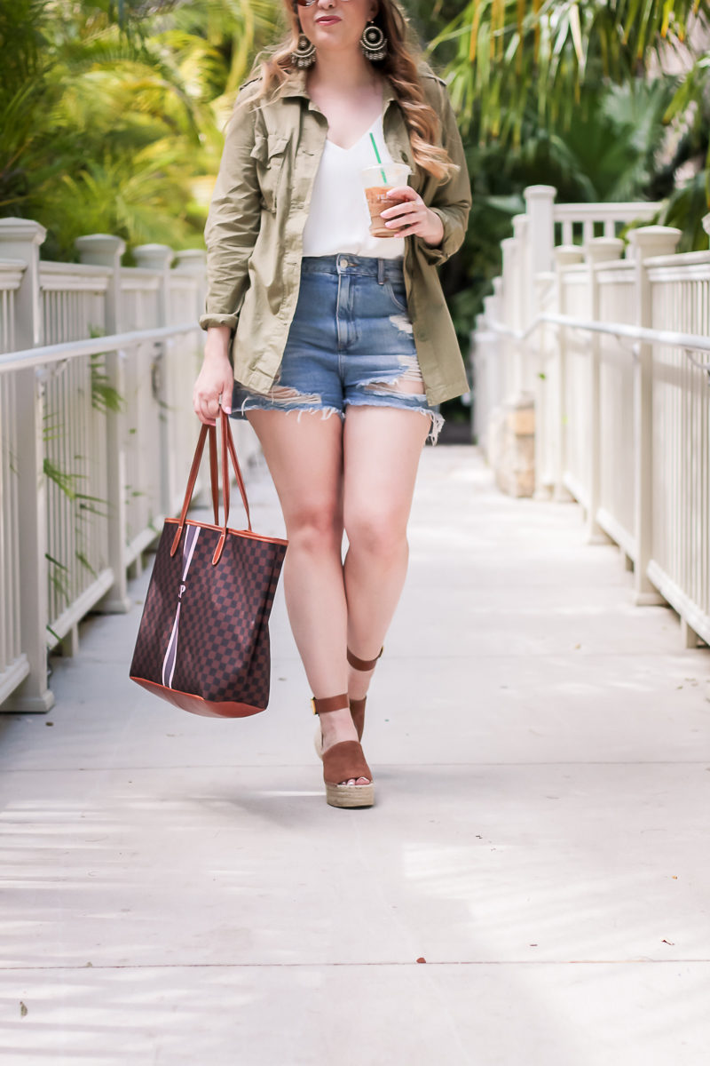 Miami fashion blogger Stephanie Pernas wearing a casual jean shorts outfit for spring 