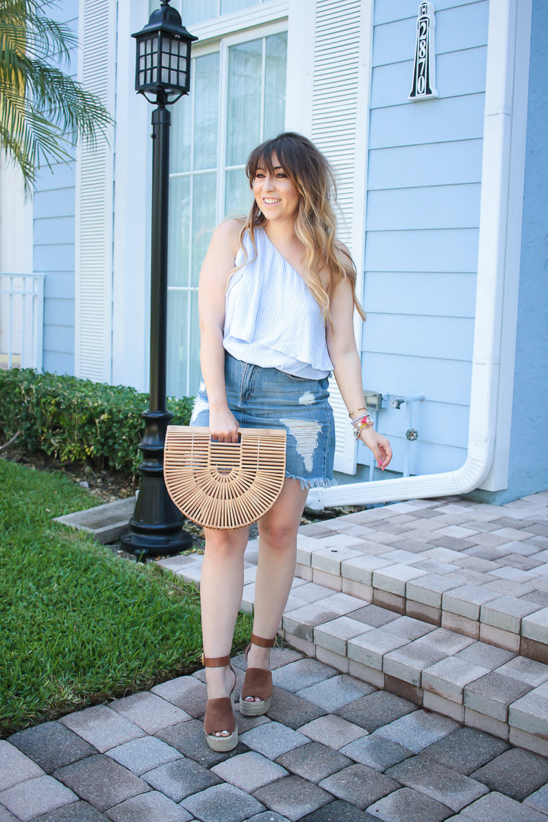 Fashion blogger Stephanie Pernas wearing a casual denim skirt outfit idea