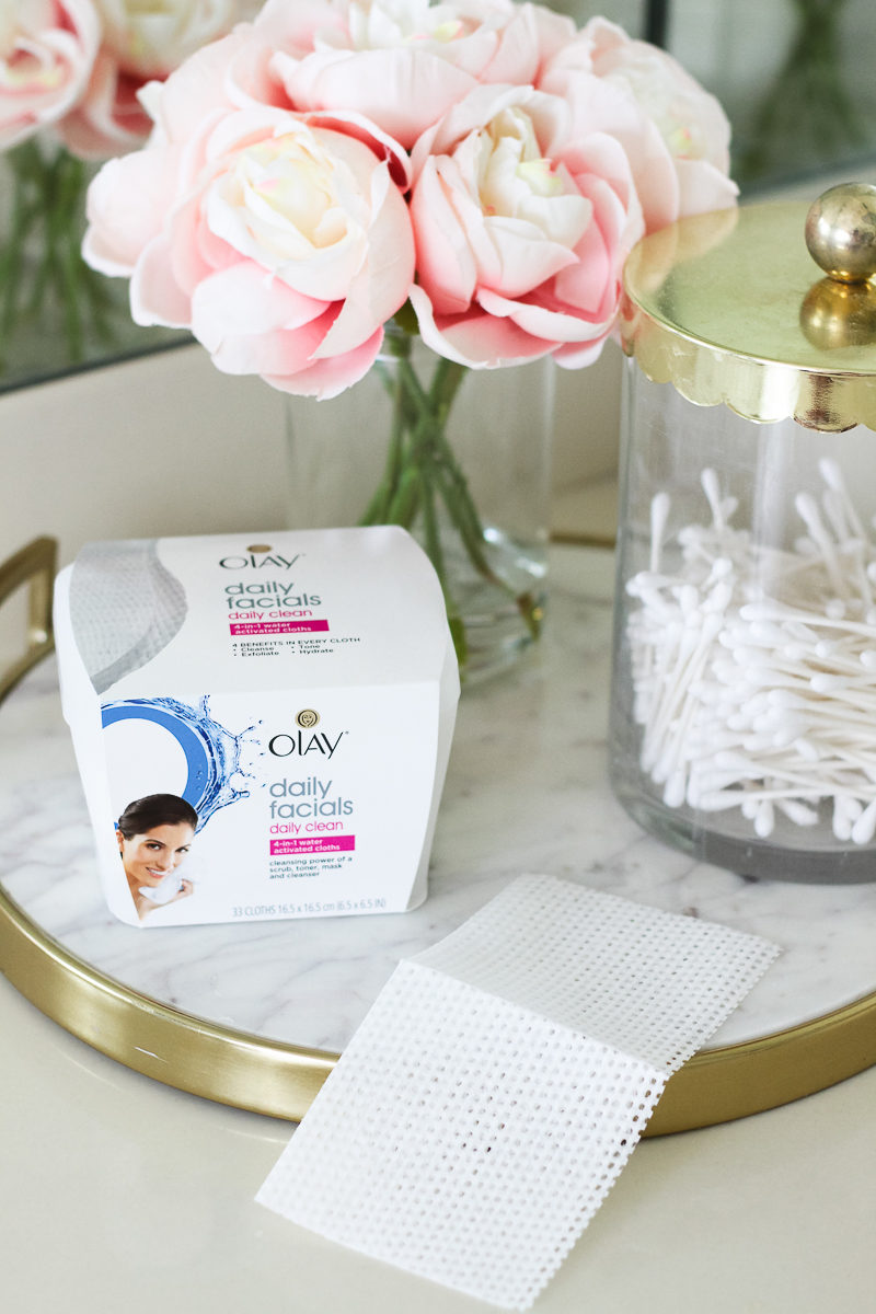 Miami beauty blogger Stephanie Pernas reviews the Olay Daily Facials Daily Clean 4-in-1 Water Activated Cleansing Cloths