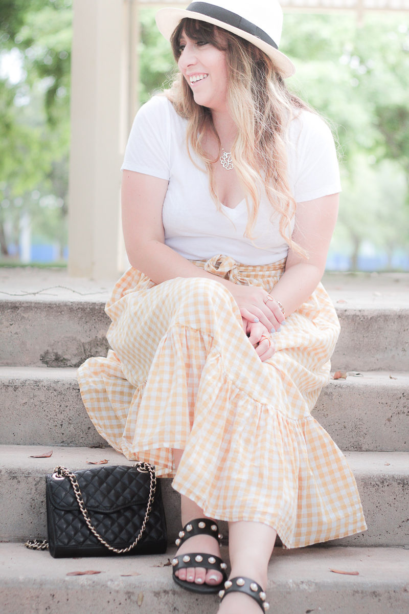 Cute gingham skirt outfit idea