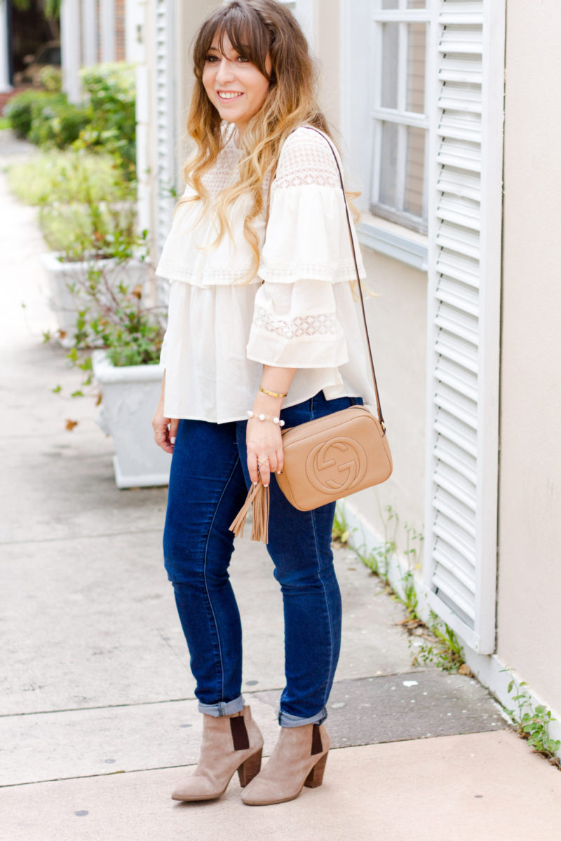 Miami style blogger Stephanie Pernas wearing a ruffled LOFT top and skinny jeans for fall 