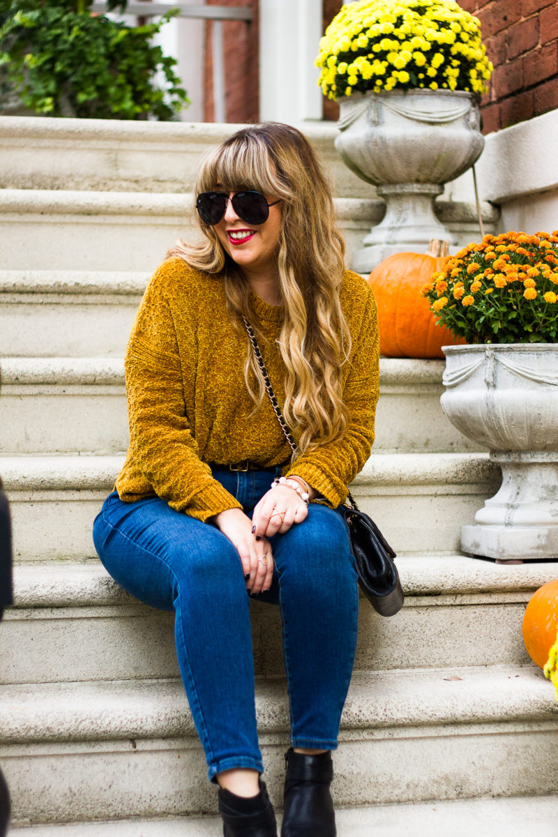 Miami fashion blogger Stephanie Pernas wearing a cozy chenille sweater and jeans for fall