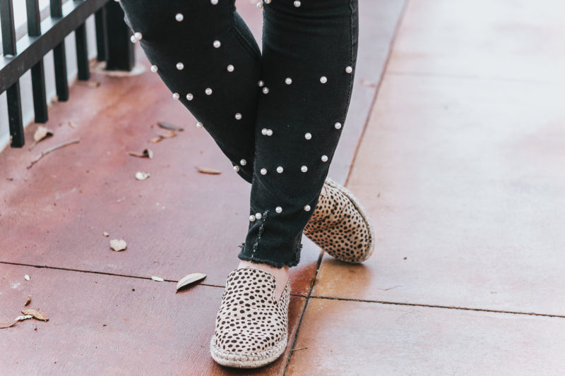 Off the shoulder top + black pearl jeans outfit for spring-13