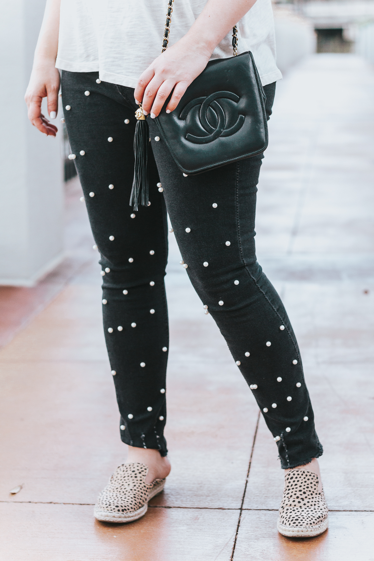 Off the shoulder top + black pearl jeans outfit for spring-7