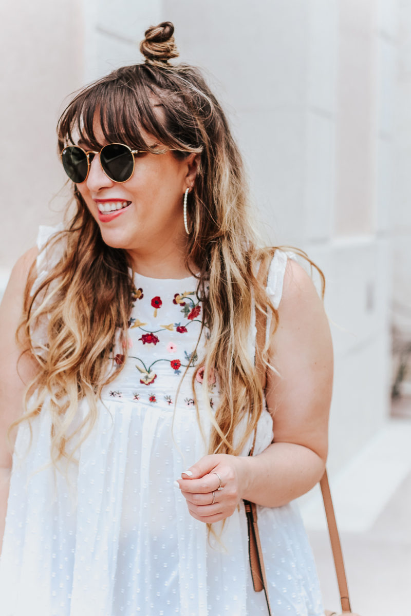 Embroidered babydoll top and jeans outfit idea_-12