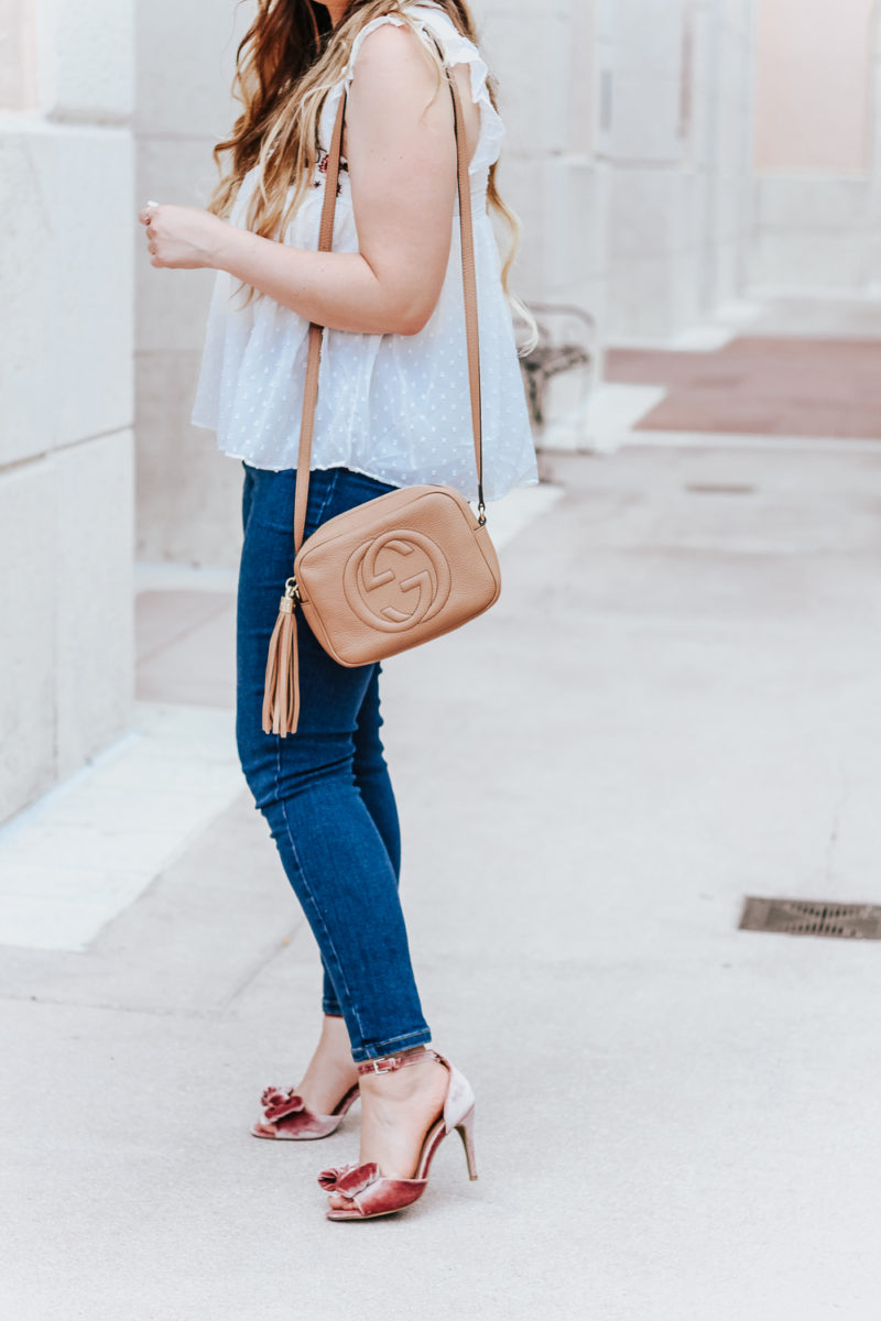 Embroidered babydoll top and jeans outfit idea_-14