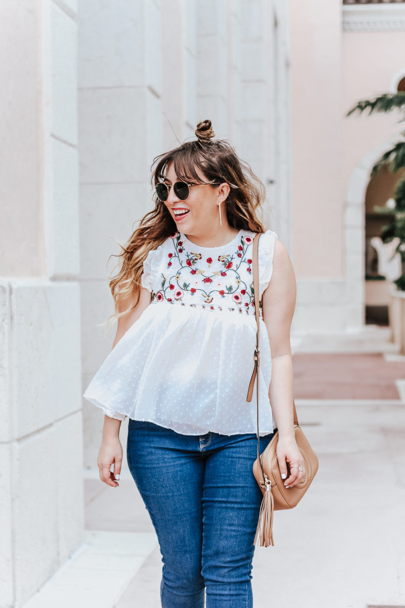 Embroidered babydoll top and jeans outfit idea_-3