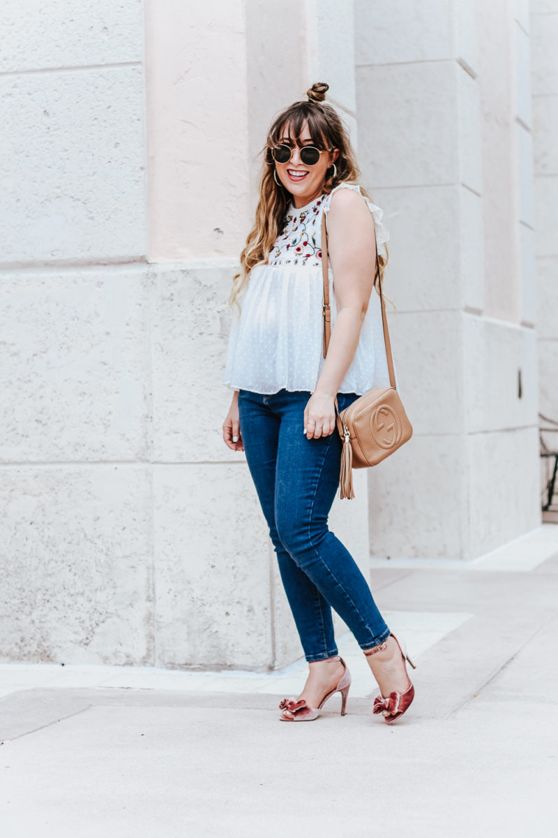 Embroidered babydoll top and jeans outfit idea_-5