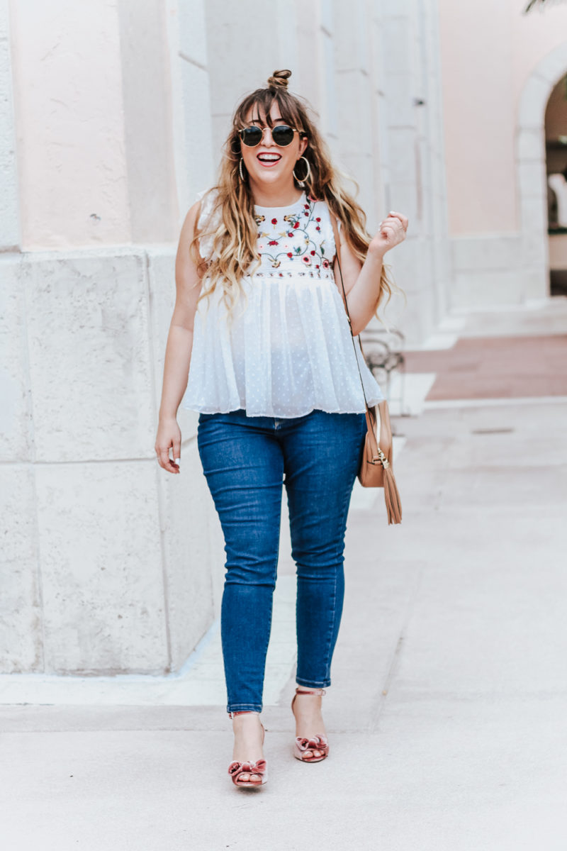 Embroidered babydoll top and jeans outfit idea_-6