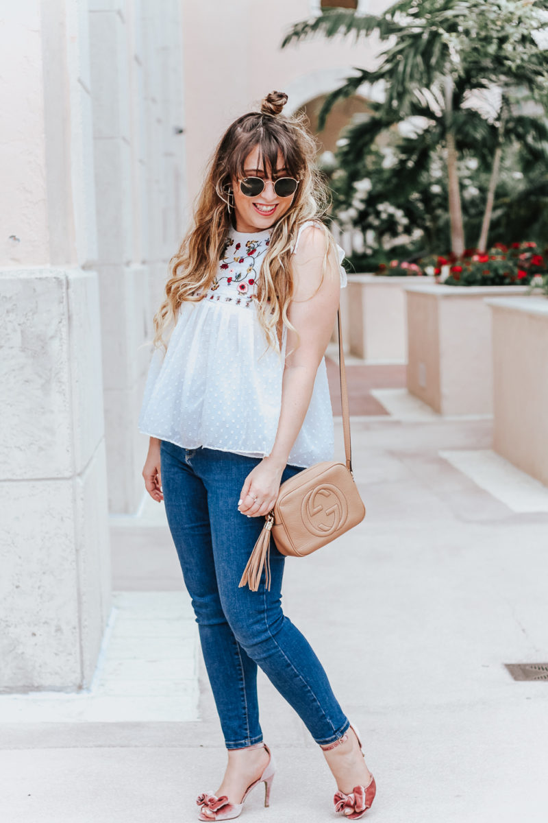 Embroidered babydoll top and jeans outfit idea_-7