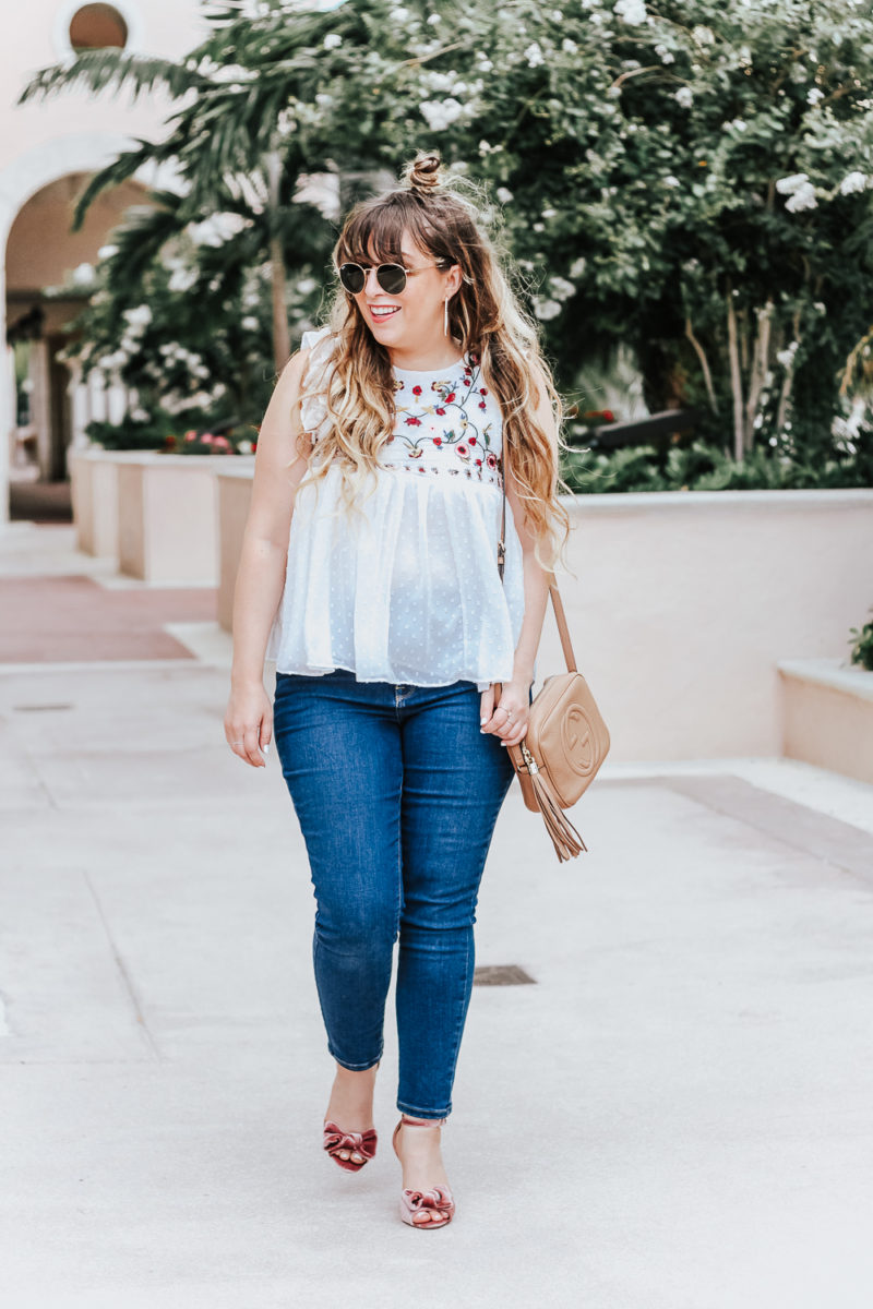 Embroidered babydoll top and jeans outfit idea_-8